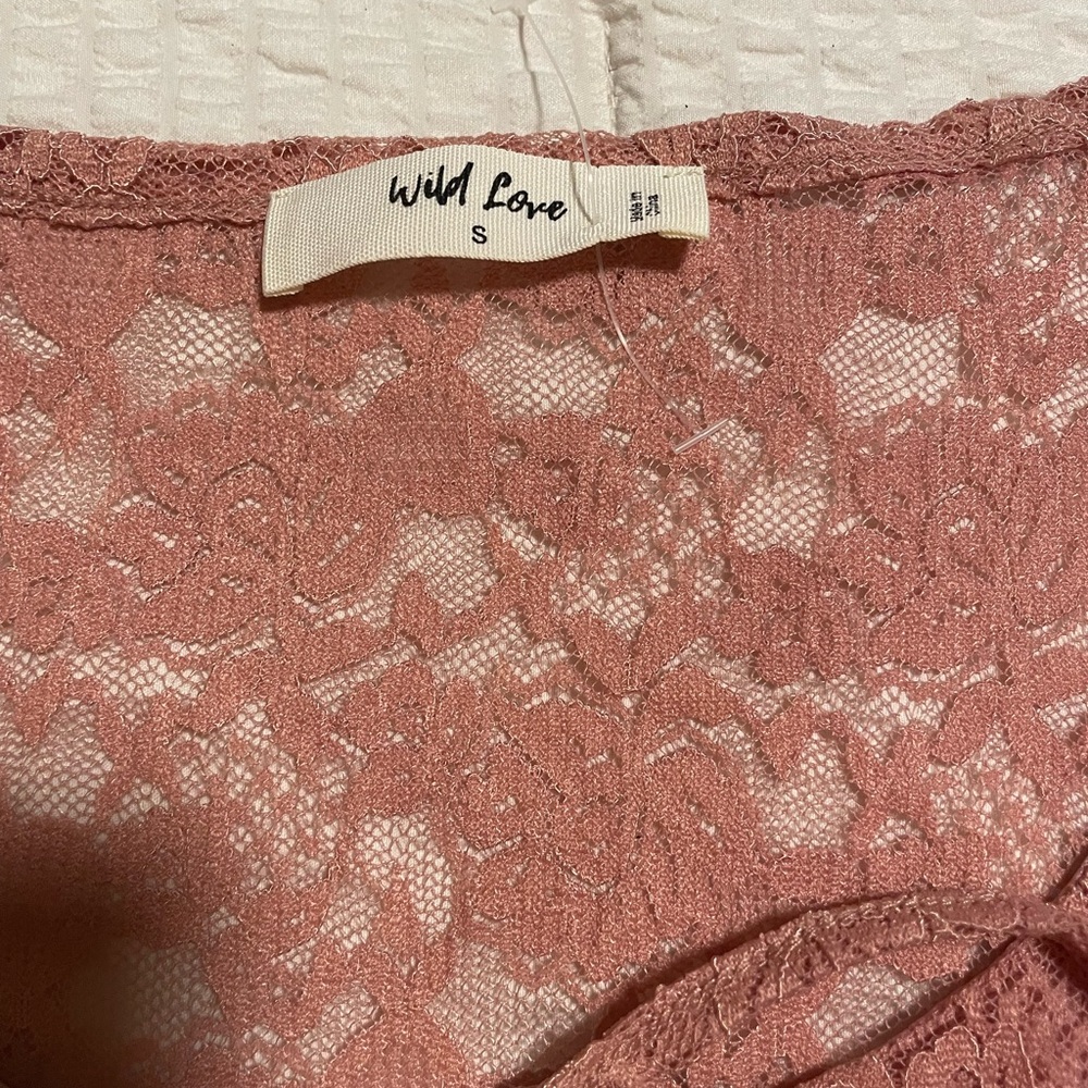 Women’s Pink lace top with a cute little bow on the front!!
Size:small - Picture 2 of 3